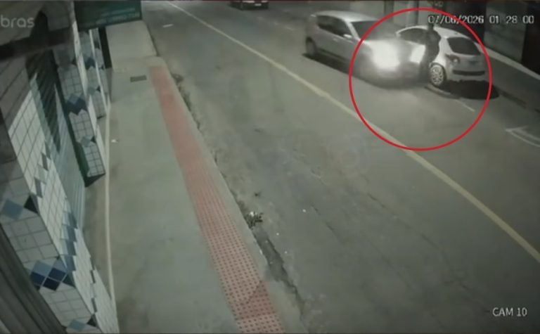 VÍDEO: motorista invade contramão, atropela pedestre e foge em Cariacica
