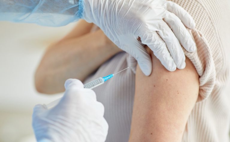 Vacina da Covid reduz risco de infarto e AVC em idosos, aponta estudo