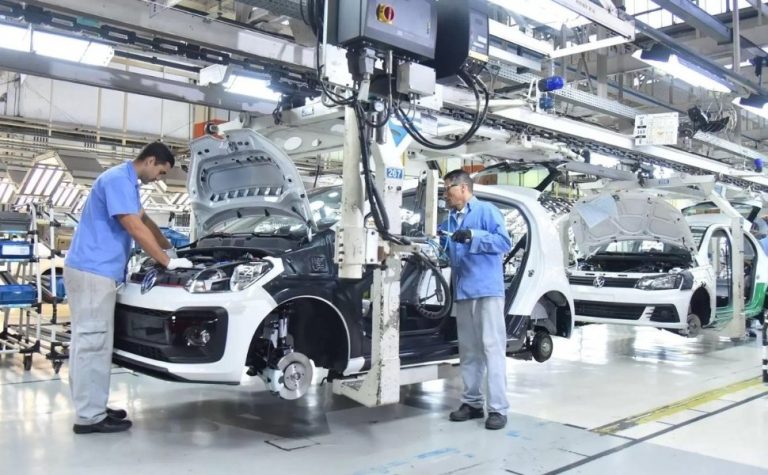 Volkswagen avalia demitir 100 mil funcionários e fechar 4 fábricas na Alemanha