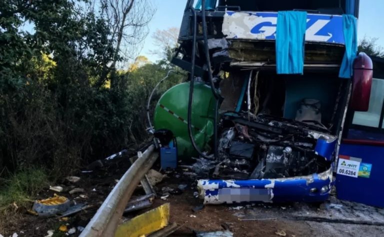 Acidente com ônibus de romeiros rumo a Aparecida deixa dois mortos em MG