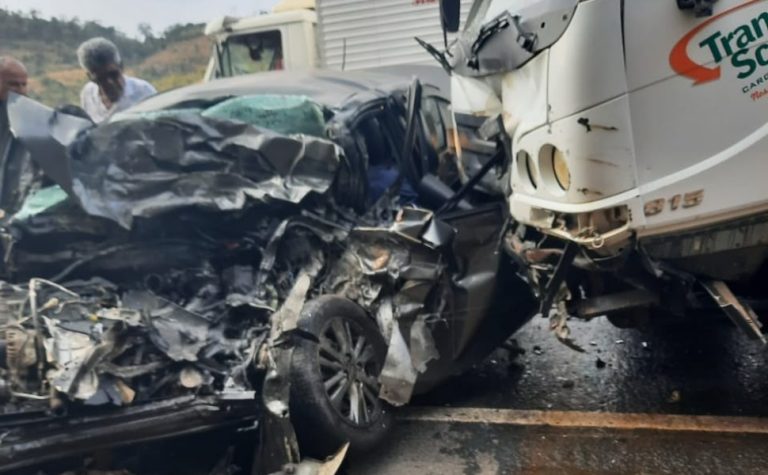 Acidente entre caminhão e carro deixa duas pessoas mortas em Colatina