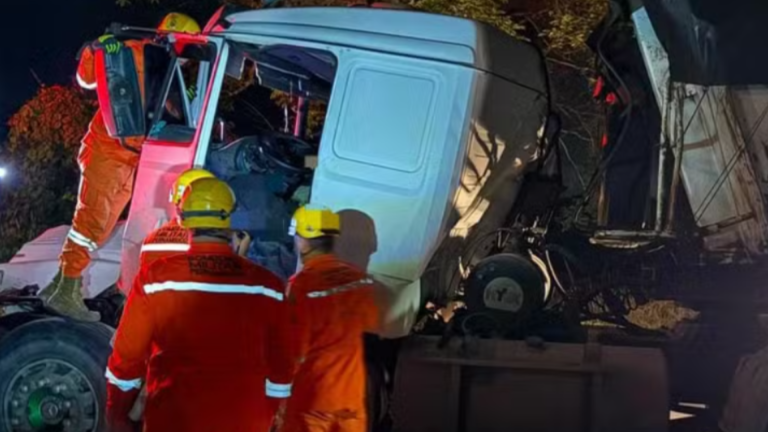 Acidente entre caminhões deixa motorista preso em ferragens