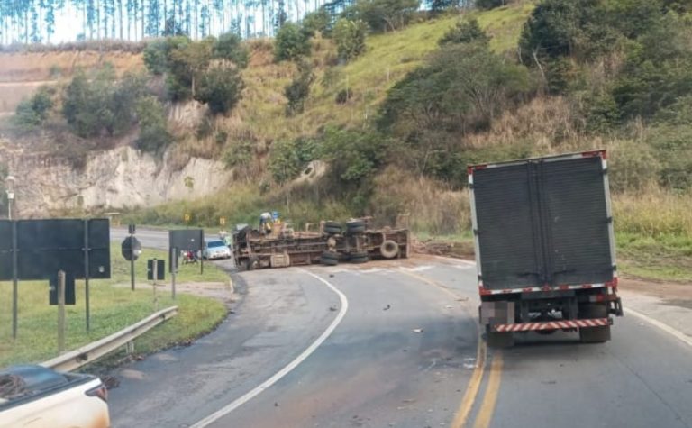 Acidente na BR-101 interdita rodovia em Pedro Canário
