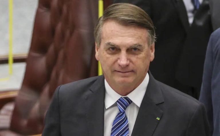 Alexandre de Moraes decide manter Bolsonaro em prisão domiciliar