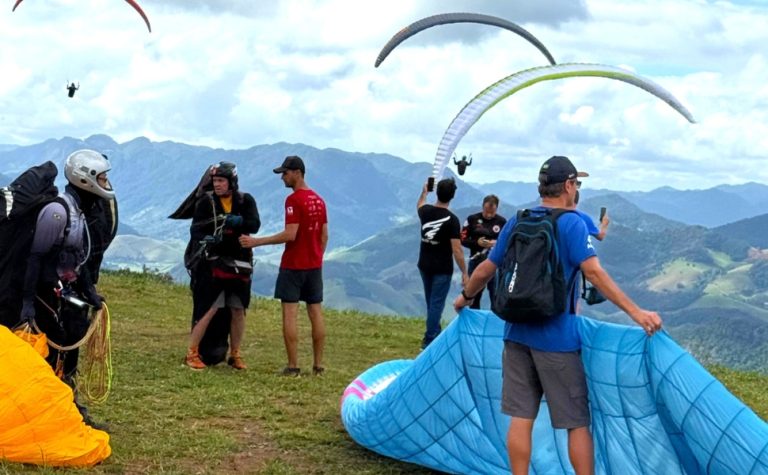 Alfredo Chaves recebe campeonato de parapente na Rampa da Cachoeira Alta