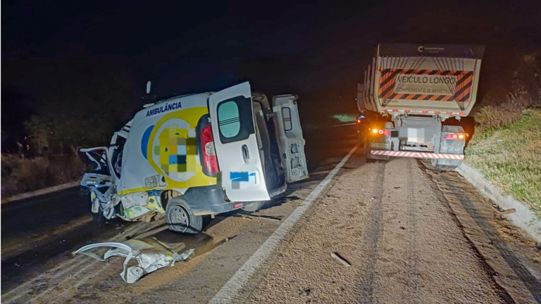 Ambulância bate em bitrem e três pessoas morrem na BR-316, em Ouricuri