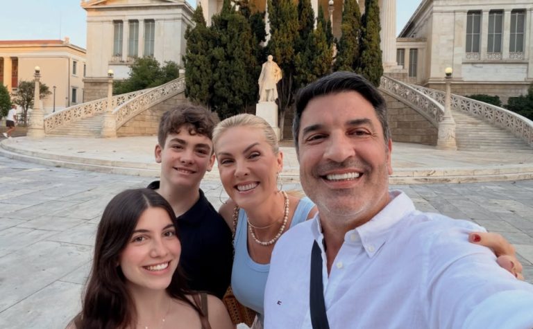 Ana Hickmann abre álbum de férias na Grécia com Edu Guedes e os filhos