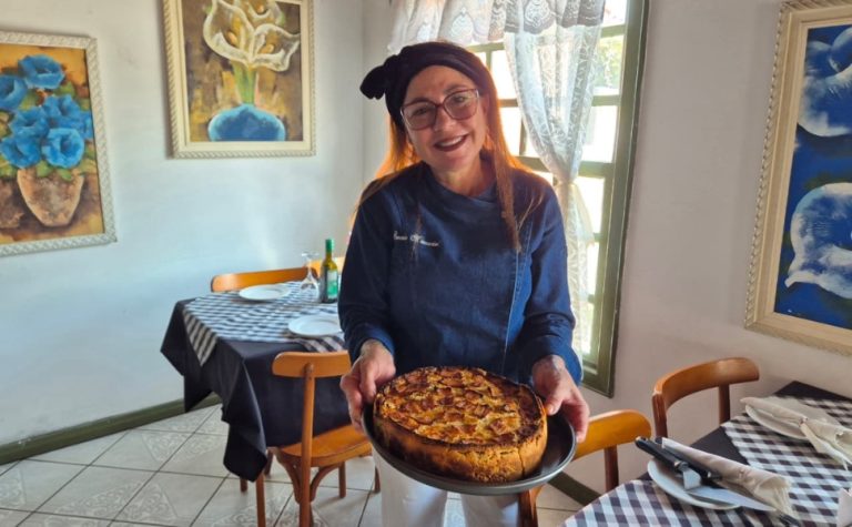 Aprenda a fazer uma receita criativa de torta com espinafre e bacon