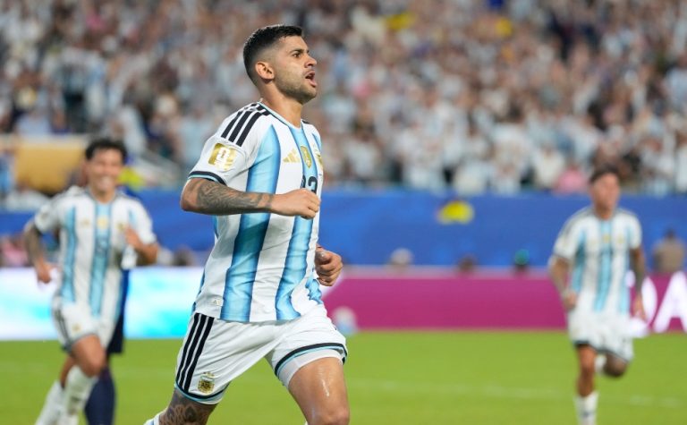Argentina escapa de zebra histórica, bate Cabo Verde na prorrogação e avança