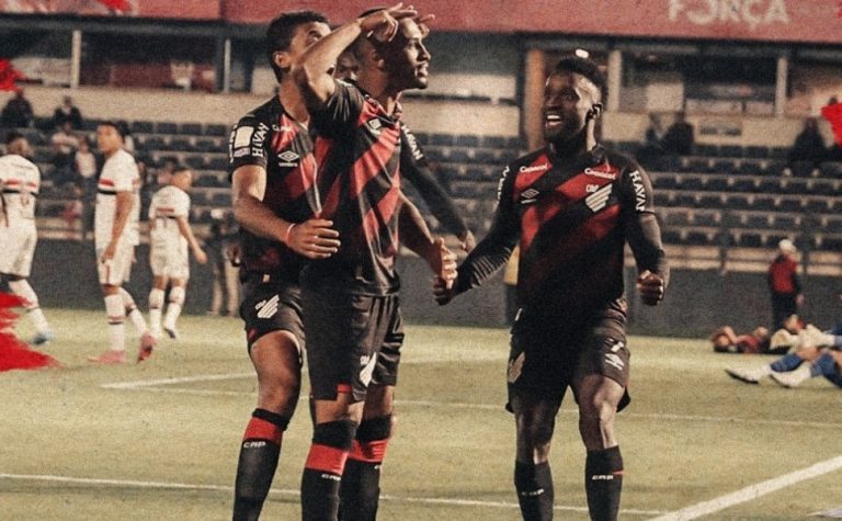 Athletico vira em 5 minutos sobre São Paulo e deixa rival pressionado
