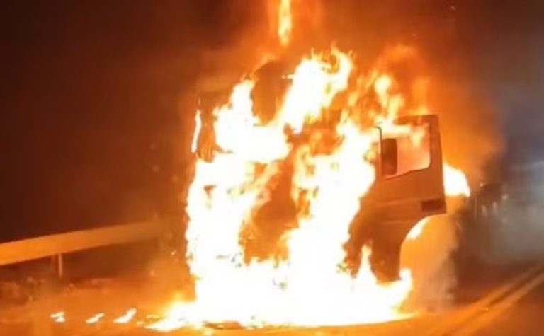 BR-101 fica totalmente interditada após carreta pegar fogo em Anchieta