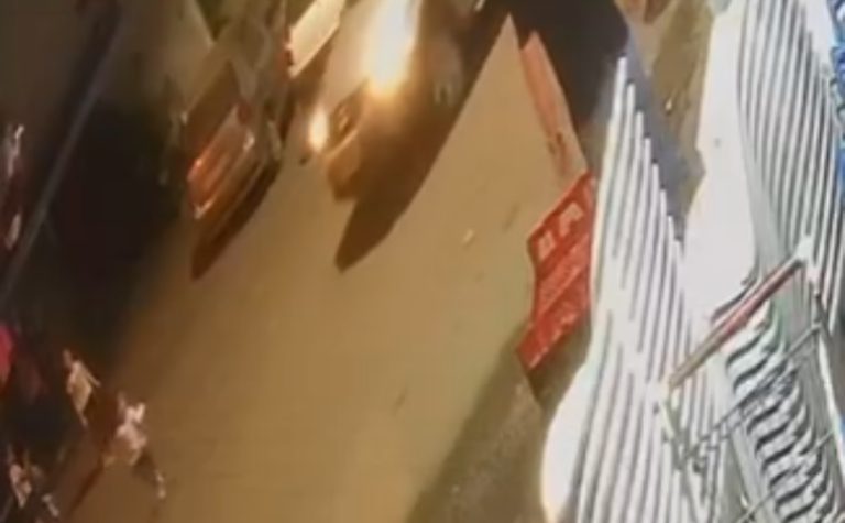 Câmera flagra atropelamento de criança de 4 anos que escapou sem ferimentos graves