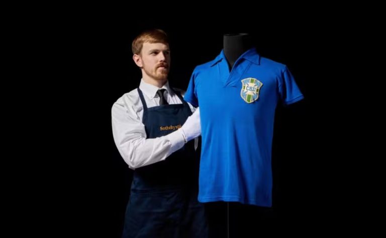 Camisa usada por Pelé na final da Copa de 58 é vendida por R$ 25 milhões em leilão