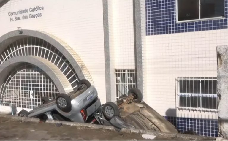 Carro perde freio, bate em outro e os dois caem em entrada de igreja em Vila Velha
