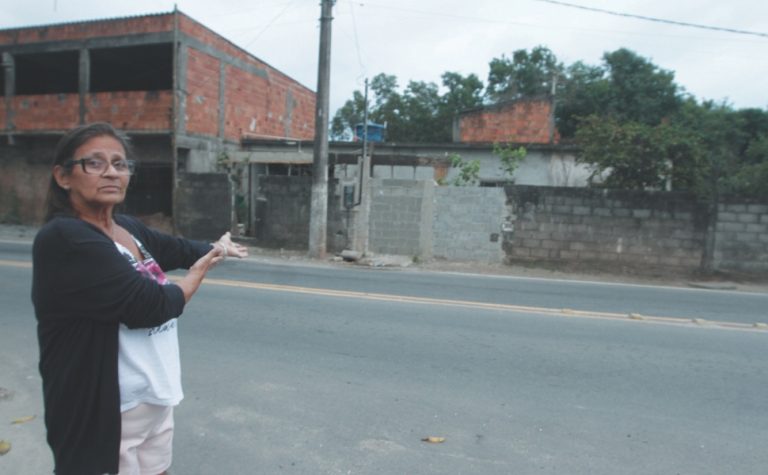 Casa já foi atingida por três carros e helicóptero