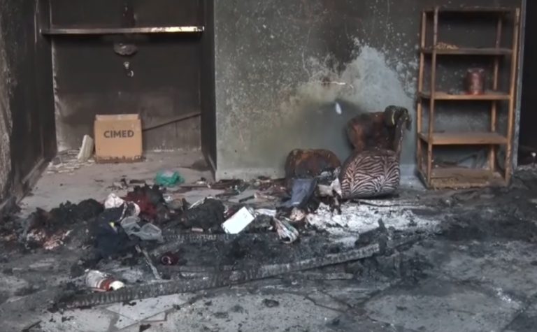 Casa onde dois homens morreram carbonizados pega fogo novamente em Cariacica