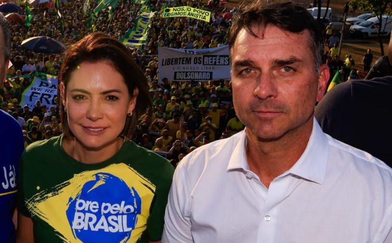 Chamada de “incontrolável” por Bolsonaro, Michelle avalia desistir do Senado