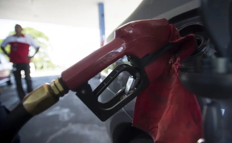 Com nova alta mundial do petróleo, governo mantém desconto na gasolina