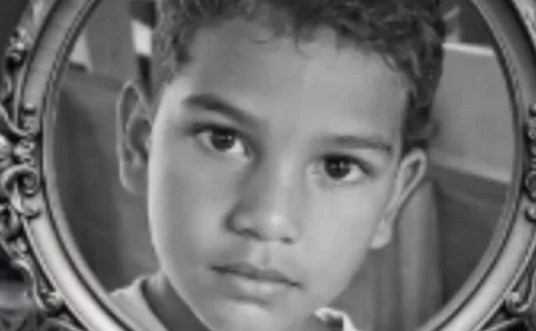 Criança morre após ser atingida pelo pai com mochila com facas dentro