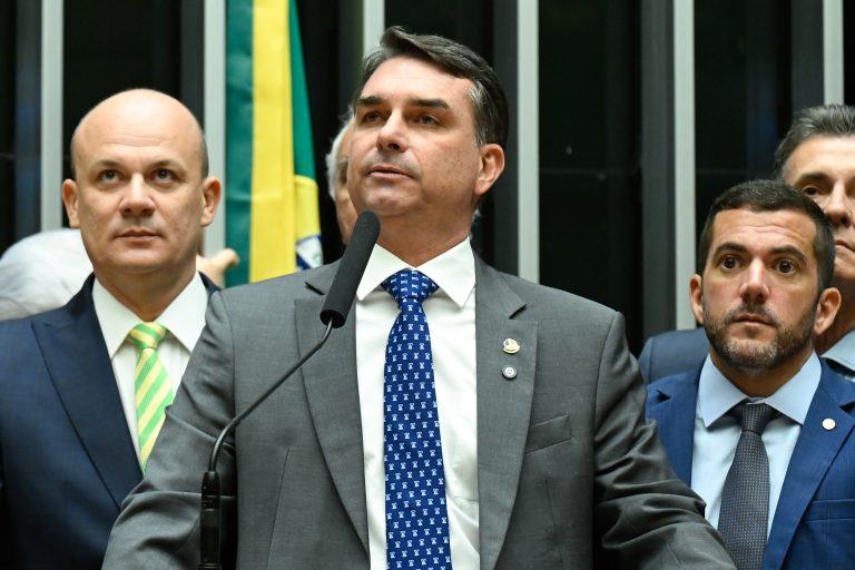 Datafolha indica dificuldade persistente de Flávio Bolsonaro no eleitorado feminino