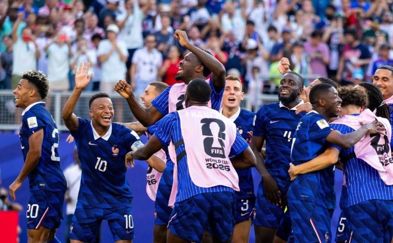 De pênalti, França vence retranca do Paraguai e se classifica na Copa
