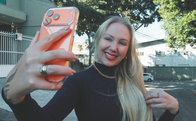 Dedo mindinho de smartphone? Uso do celular pode deformar as mãos?
