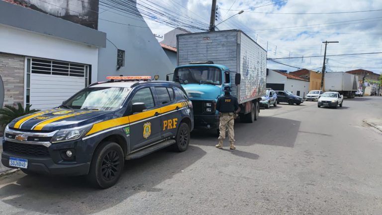 Dois homens são detidos com caminhão roubado em Custódia-PE