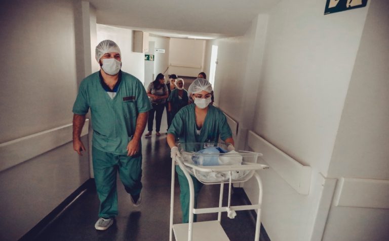 Enfermeiros obstétricos: especialidade ainda não é obrigatória em todo País