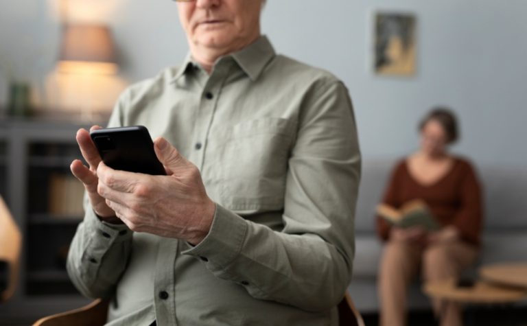Especialistas dizem que vício de idosos em redes sociais é silencioso