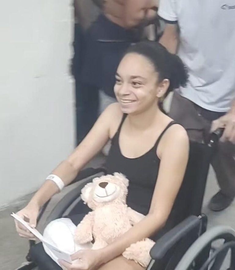 Estudante atacada por tubarão recebe alta no Recife