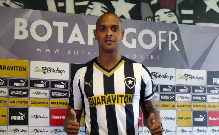 Ex-atacante do Botafogo morre após queda de muro em ventania no Rio