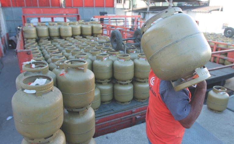 Falta de mão de obra faz revendas de gás de cozinha fecharem aos domingos