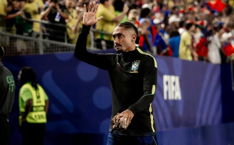 Festejado, Raphinha treina e se aproxima de retorno à Copa do Mundo