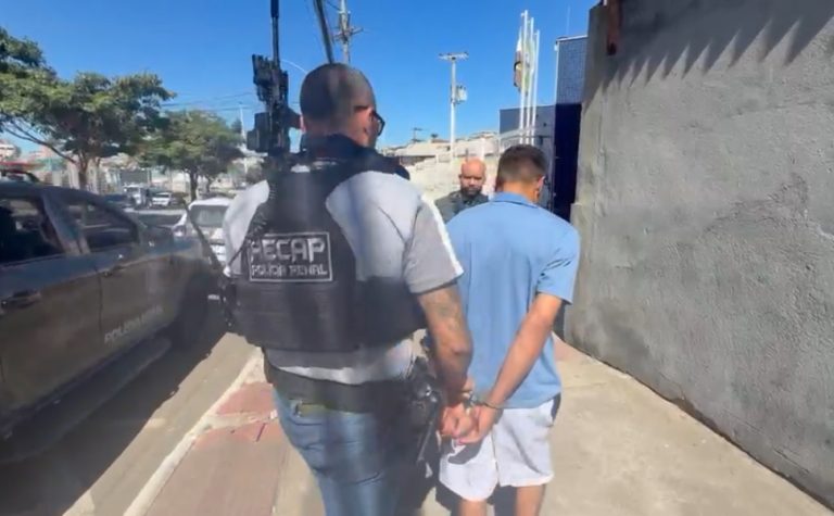Foragido por homicídio em Minas Gerais é preso escondido em banheiro em Cariacica