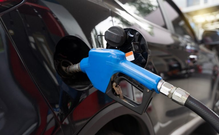 Governo vai começar a retirar subsídio de R$ 0,44 da gasolina, afirma ministro