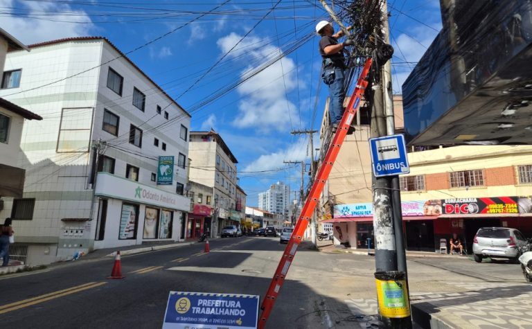 Guarapari já retira excesso de fios em postes da cidade