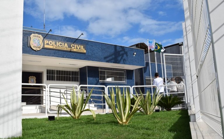Homem é baleado e preso após apontar arma para companheira, criança e policiais