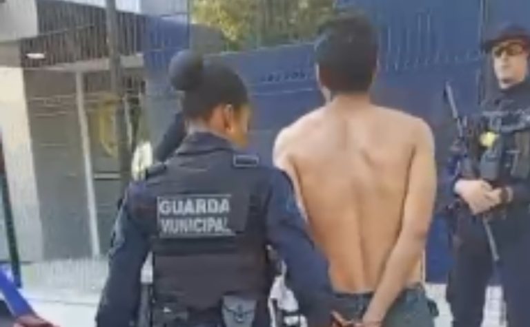 Homem é preso após ser flagrado agredindo a própria companheira em Vitória