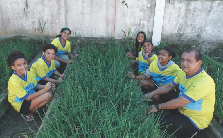 Horta em escola na Serra: uma aula de alimentação saudável e respeito à natureza