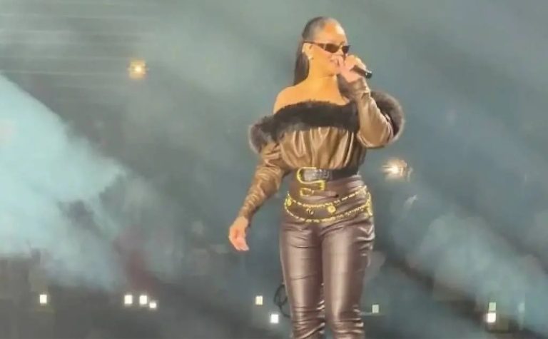 Jay-Z faz Rihanna subir ao palco em show e artista brinca: ‘Estou meio enferrujada’