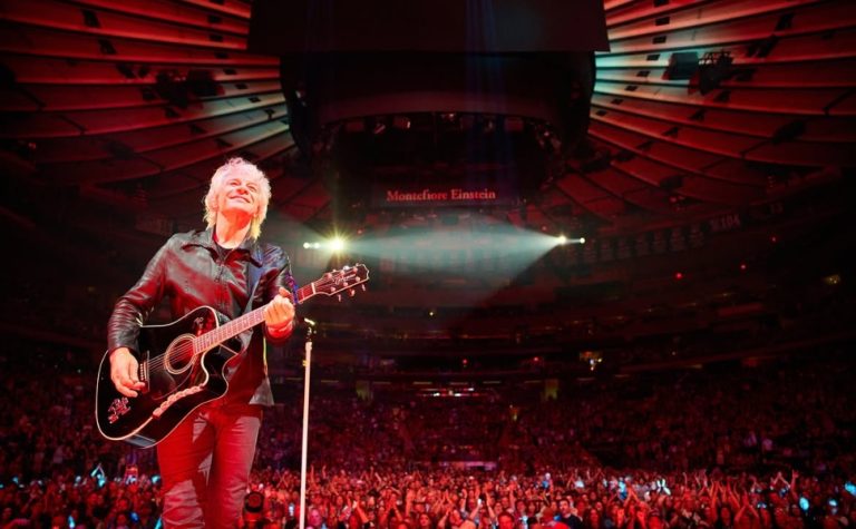 Jon Bon Jovi interrompe show e pede desculpas aos fãs em Nova York