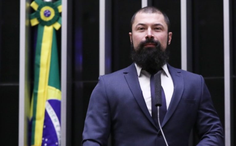 Justiça condena deputado do PL a indenizar PT por associar partido ao narcotráfico