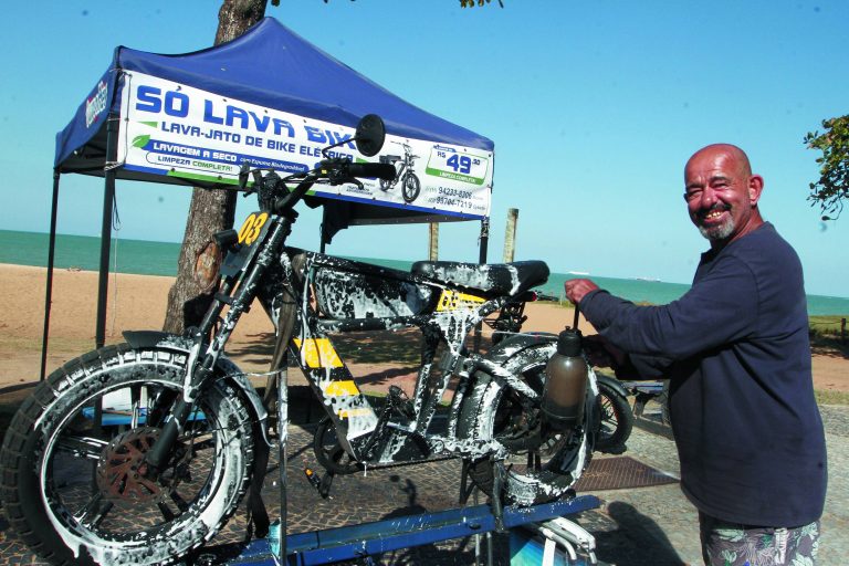 Lava a jato de bike elétrica faz sucesso em Vila Velha