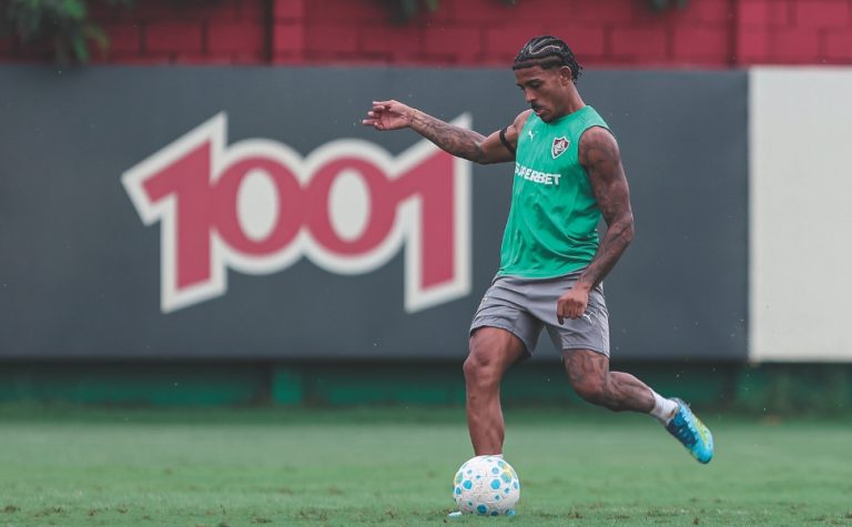 Lazio abre conversas para contratar John Kennedy