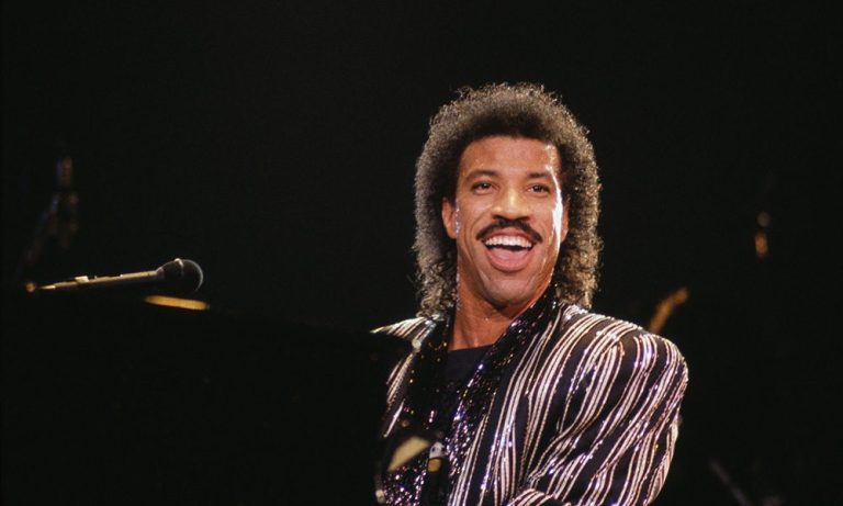 Lionel Richie tranquiliza fãs após ter passado mal em show nos Estados Unidos