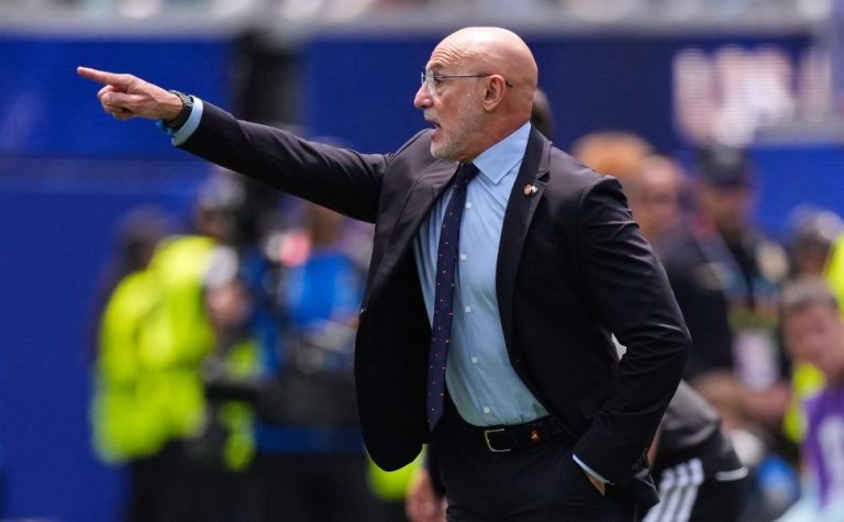 Luis de la Fuente exalta elenco da Espanha após classificação na Copa