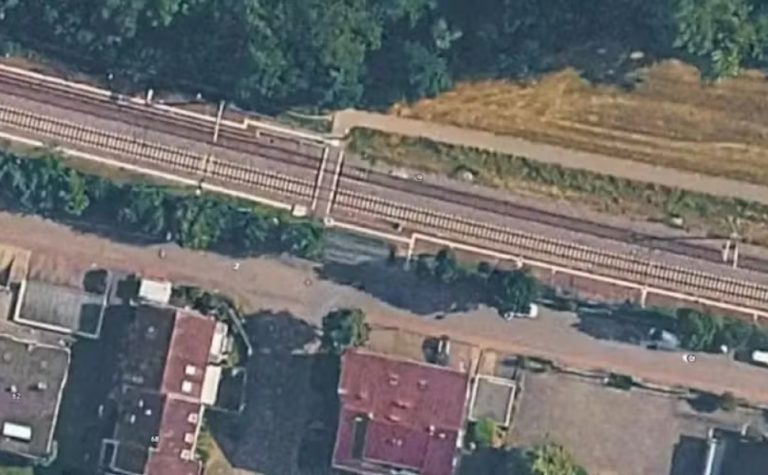Mãe salva filha segundos antes de morrer atropelada por trem na Alemanha