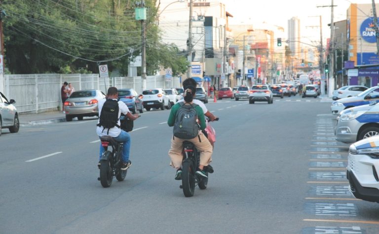 Maioria dos acidentes com bikes elétricas no ES envolve carros