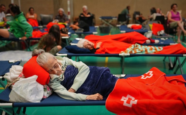 Mais de 200 mil pessoas são evacuados por incêndios florestais na França e Espanha