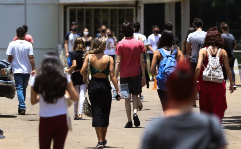 Mais de 54% dos graduandos já abandonaram curso para cuidar dos filhos